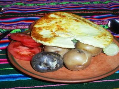 une originalite de notre hote : la raclette bolivienne ! Une galette de fromage de chevre chaud sur un lit de patates !