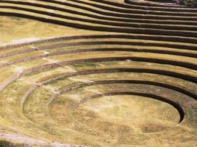 Moray... amphitheatre inca, ou centre de culture, ou piste d´aterrissage pour OVNI, ou cratere de meteorite... Comme pour la plupart des sites incas, de nombreuses versions circulent...