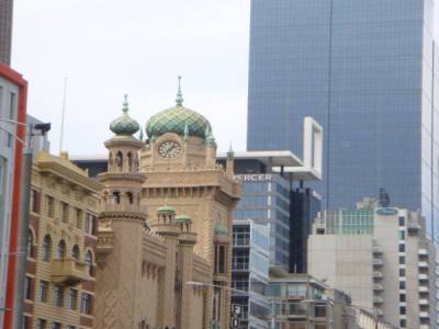 Architectures modernes et anciennes se mélangent facilement dans la ville