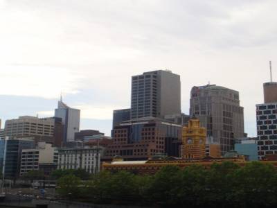 Vue de Melbourne et de Flinders Street Station depuis La Yarra