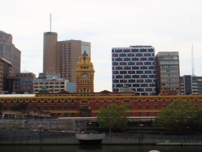 Flinders Street Station vue de l'autre côté de La Yarra ("