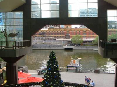 Intérieur de Southgate d'où l'on peut voir La Yarra et la Flinders Street Station