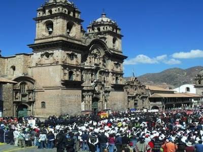 La compagnie de Jesus ( c le nom de l eglise), avec un rassemblement de peruviens... Mais qu est ce qui se passe??