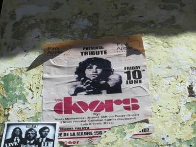 Bon on a loupe le concert de Jim, autant dire que Thomas est plonge ds une profonde depression... Il va mieux depuis que je lui ai dis qu on irait les voir a Paris ...( au pere lachaise ah aha ah ah)