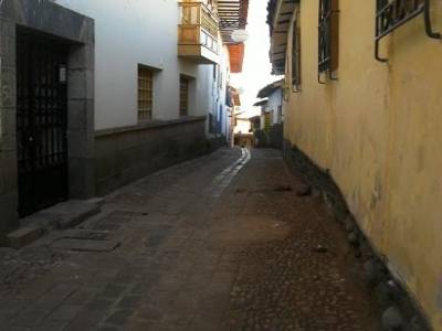 encore une rue qui sent la pisse, y en a des centaines comme ca a Cuzco...