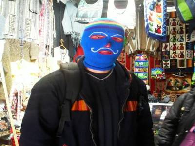 Vous aimez? J espere, car il l achete.... C est une cagoule de carnaval.... moi j adore car je n en peux plus de sa barbe, il a decide de ne pas la tondre avant aout!!!! du coup vengence: je fais pareil avec mes poils