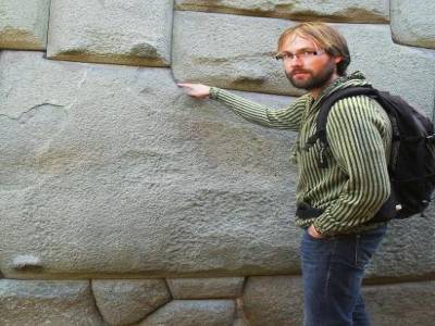 Thomas ( avec son superbe pull en alpaga) nous montre la pierre a 12 angles. Les incas etait de supers macons, y a rien a dire!