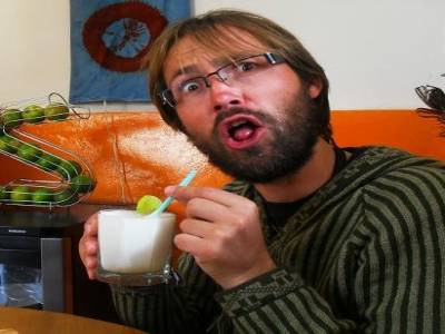 ah non je retire ce que je viens de dire! cette photo est pr Stuñpi, l apero local est du pisac sour, ultra citronnee, j avais l impression qu il s etait avale du cif!
