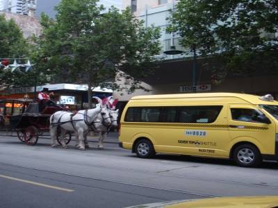 Un tram, Une calèche, Un taxi