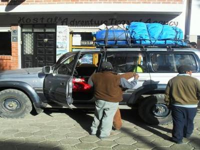Ca, c est notre super 4*4 Nissan Pagero dolby surround 4 roues motrices avec armortisseurs!