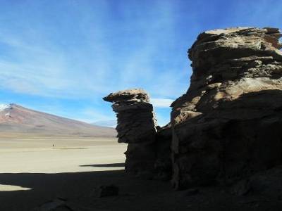 des caillous en plein desert... etrange impression... on se croirait ds un tableau de Dali!