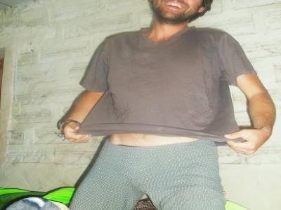 enorme photo!!! Thomas dort avec mon pyjama!!! il le sait pas que j ai mise cette photo. La prochaine fois je vous met une photo de lui tout nu!!