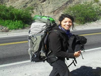 Pour aller a Purmamarca, au sud de la Quebrada de Humahuaca, le bus nous a jete sur la route principale : plus que 4 km avec les mochilas sur le dos !