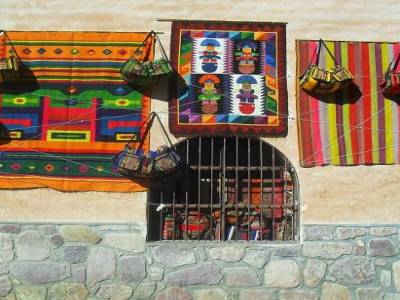 Dans le charmant village de Purmamarca, tout est colore !