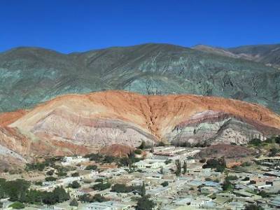 on est monte sur une concretion rocheuse en face du village pour avoir ce panorama... ben ca valait le coup !