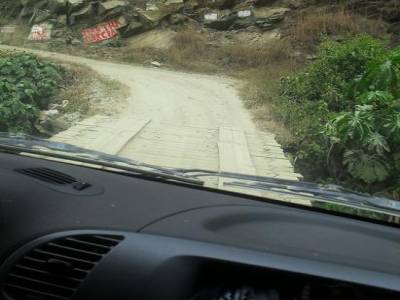 Les routes quón a empruntee pour arriver au machu pichu... et les ponts sans glissiere !
