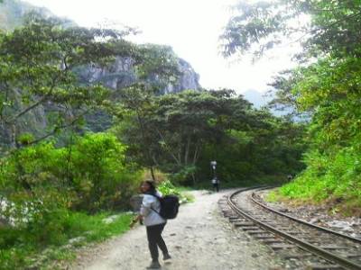 Avec cet itineraire, on a pris le chemin des ecoliers : on a contourne a pied la montagne du machu pichu !