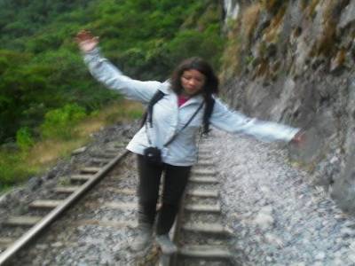 Amelie en equilibre... Attention, un train !