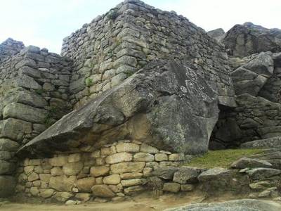 Ici, c un toit en pierre, c la montagne, autour de laquelle les incas ont dresse une maison.
