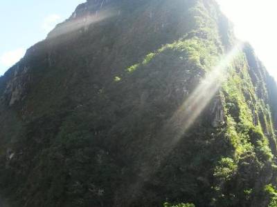 ca, c la montagne du Wayna Pichu, celle qui est fond dans la carte postale: C ést la-haut que je suis alle !