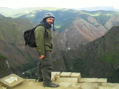 je suis au bord d´un precipice de pres de 1.500 metres.... nan je deconne, yá une terrasse juste en dessous, a 50 cm.