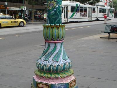 Les très colorés lampadaires de Swanston Street