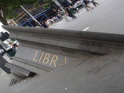 Sur la place de la State Library