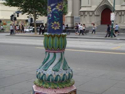 Les trés colorés lampadaires de Swanston Street