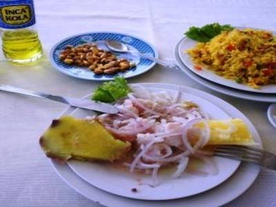 Le Ceviche, du mais, du riz et l´Inka cola... typique au Perou