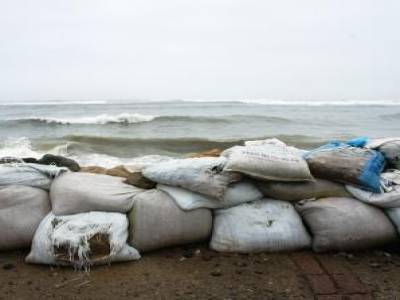 Les digues a Huanchaco. Malgre elles, la mer fera de gros degats dans le village!