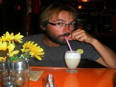 Thomas qui sirote son enieme pisco sour... Il ne peut plus s en passer!
