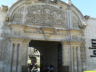 Eglise au style vegetale et baroque a foison, rachetee par une banque.