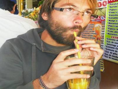 A votre avis y a de l alcool?? Mais non Thomas se boit son jus de mangue-orange comme ts ls jours!