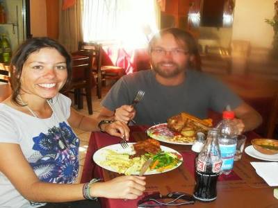 Ptit resto sympa ou le serveur a voulu nous prendre en photo...On n a pas ose dire nonª