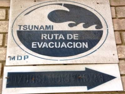 Beaucoup de panneaux de prevention en cas de tsunami ou de tremblements de terre. Le Perou est effectivement situe dans une zone a risque...