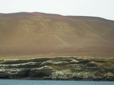 A Paracas, un geoglyphe comme les lignes de Nzca dessine sur le flanc de la colline, face a la mer