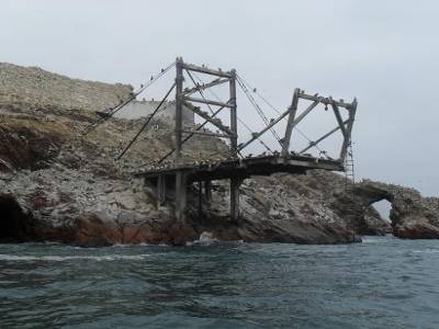 les iles ballestas sont recouvertes de fientes de piaf, quón appelle ici le guano et quón vient extraire tous les 7 ans pour en faire un fertilisant ultr efficace ! 