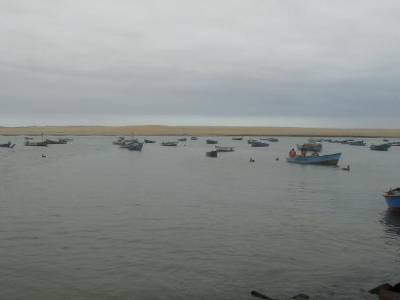 Ici la peche nést pas industrielle, les mecs vont pecher avec des barques.