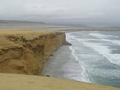 c marrant, le littoral nous a etrangement rappele la cote est de láustralie... meme couleur de roches, meme formations rocheuses, meme roch voisine