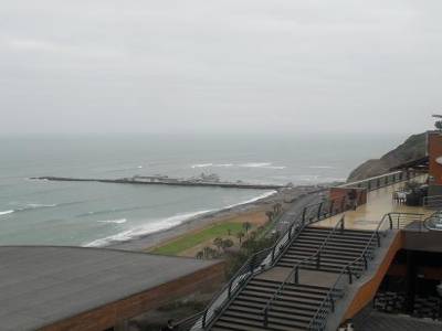 Miraflores est construit sur une falaise de 80 metres... je voudrais pas etre la au prochain tremblement de terre....