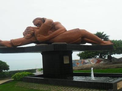superbe sculpture en grais de la falaise de Miraflores