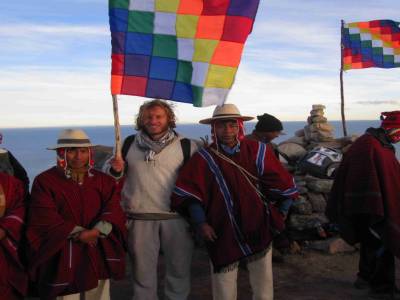 mes potes avec le drapeau des indigènes boliviens