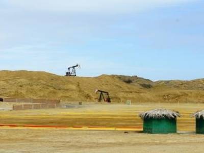 Le petrole est omnipresent ici: des puits de petrole, une raffinerie, des plates formes au large. 