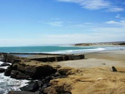 Piscinas, un des spots peruviens les plus reputes. Son nom vient de la piscine naturelle, remplie d´eau de mer