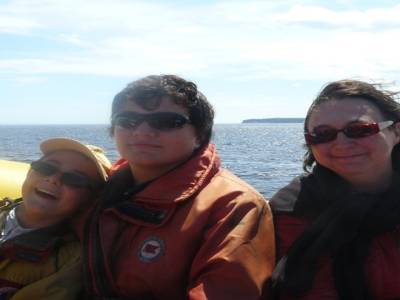 Antoine, Alexandre et Maman sur le Zodiaque