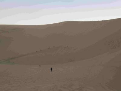 une petite dune de sable 