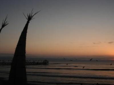 Coucher de soleil sur Huanchaco, avec les fameuses barques de pecheurs