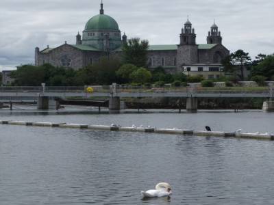 Walk along the river (cathédrale Galway)