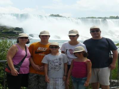 Famille Stella devant les Chutes du Niagara