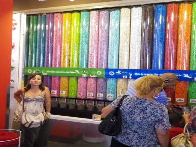 Audrey devant le plus grand mur de M&Ms du monde